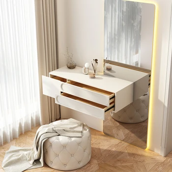משולב גדול מראת איפור שולחן תלויה על הקיר בחדר השינה, משק בית שמנת בסגנון מודרני מינימליסטי.
